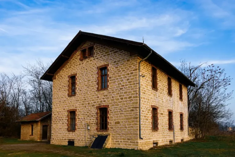 maison ancienne en pierre - solution adaptées pour gérer l'humidité